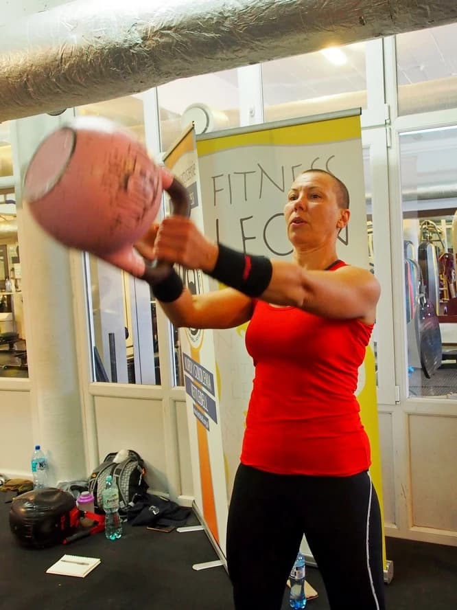 Osoba ćwicząca z odważnikiem kettlebell